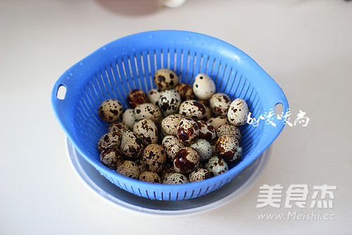 五香<a href=/shicai/rouqin/AnChun/index.html target=_blank><u>鹌鹑</u></a>蛋的做法