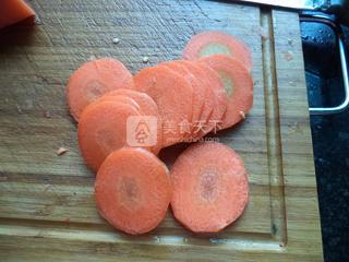 腊肠蒸红<a href=/shicai/shucai/LuoBo/index.html target=_blank><u>萝卜</u></a>