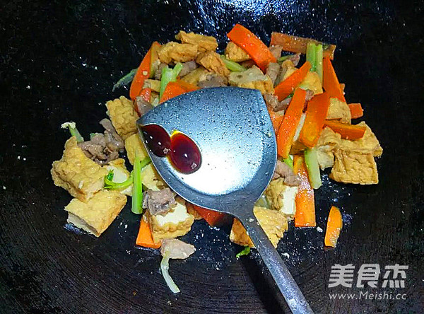 <a href=/shicai/shucai/XiQin/index.html target=_blank><u>西芹</u></a><a href=/shicai/shucai/HuLuoBo/index.html target=_blank><u>胡<a href=/shicai/shucai/LuoBo/index.html target=_blank><u>萝卜</u></a></u></a>焖<a href=/shicai/mimian/DouFu/index.html target=_blank><u>豆腐</u></a>的做法