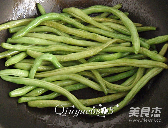 干煸<a href=/shicai/shucai/DouJiao/index.html target=_blank><u>豆角</u></a>的做法