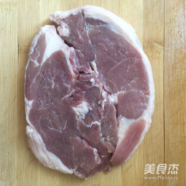 <a href=/shicai/guopin/ZhiMa/index.html target=_blank><u>芝麻</u></a><a href=/shicai/rouqin/YangRou/index.html target=_blank><u>羊肉</u></a>粒的做法