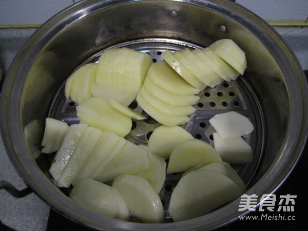 香葱<a href=/shicai/rouqin/HuoTui/index.html target=_blank><u>火腿</u></a><a href=/shicai/shucai/TuDou/index.html target=_blank><u>土豆</u></a>丸子的做法