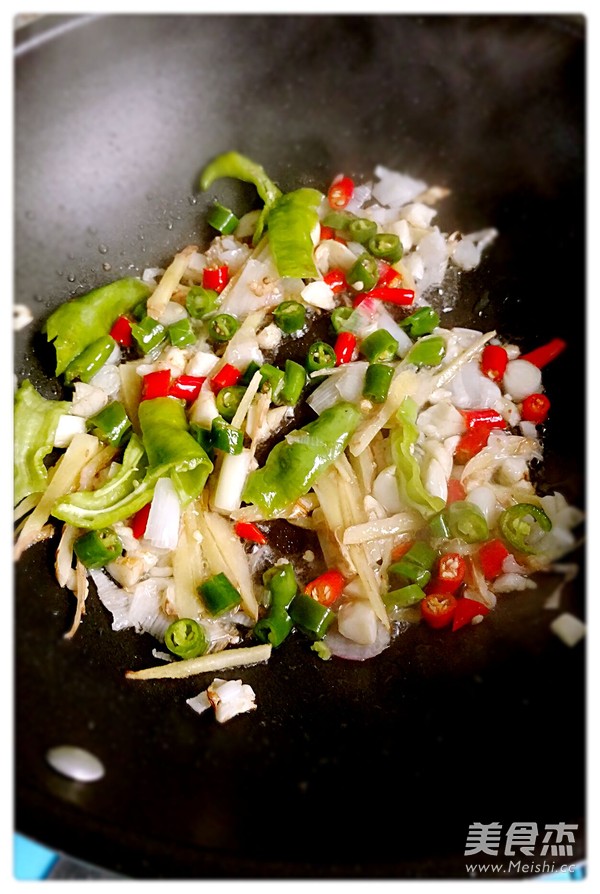 香辣<a href=/shicai/shuichanpin/ChengZi/index.html target=_blank><u>蛏子</u></a>的做法