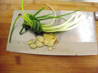 红烧<a href=/shicai/shuichanpin/JiYu/index.html target=_blank><u>鲫鱼</u></a>