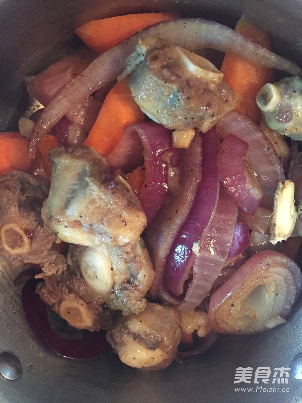 法式红酒煨<a href=/shicai/rouqin/NiuWei/index.html target=_blank><u>牛尾</u></a>的做法