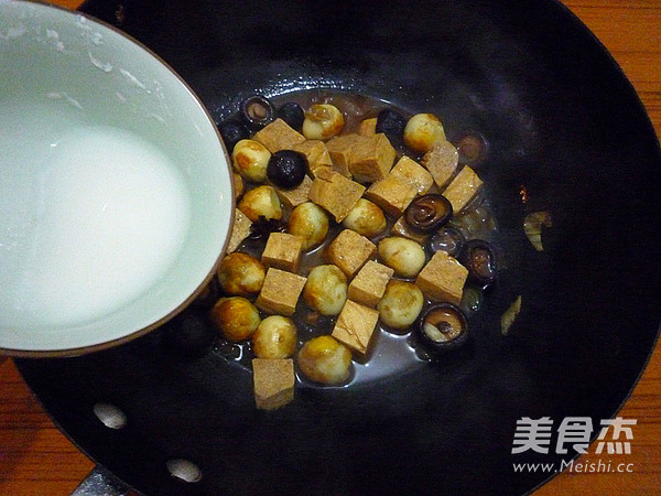 <a href=/shicai/shucai/XiangGu/index.html target=_blank><u>香菇</u></a>冻<a href=/shicai/mimian/DouFu/index.html target=_blank><u>豆腐</u></a>烧<a href=/shicai/rouqin/AnChun/index.html target=_blank><u>鹌鹑</u></a>蛋的做法