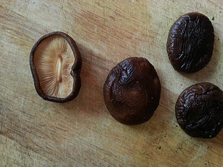 <a href=/shicai/shucai/XiangGu/index.html target=_blank><u>香菇</u></a>蒸<a href=/shicai/shuichanpin/XueYu/index.html target=_blank><u>鳕鱼</u></a>