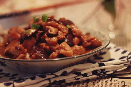 <a href=/shicai/shucai/XiangGu/index.html target=_blank><u>香菇</u></a><a href=/shicai/rouqin/JiTui/index.html target=_blank><u>鸡腿</u></a>肉饭