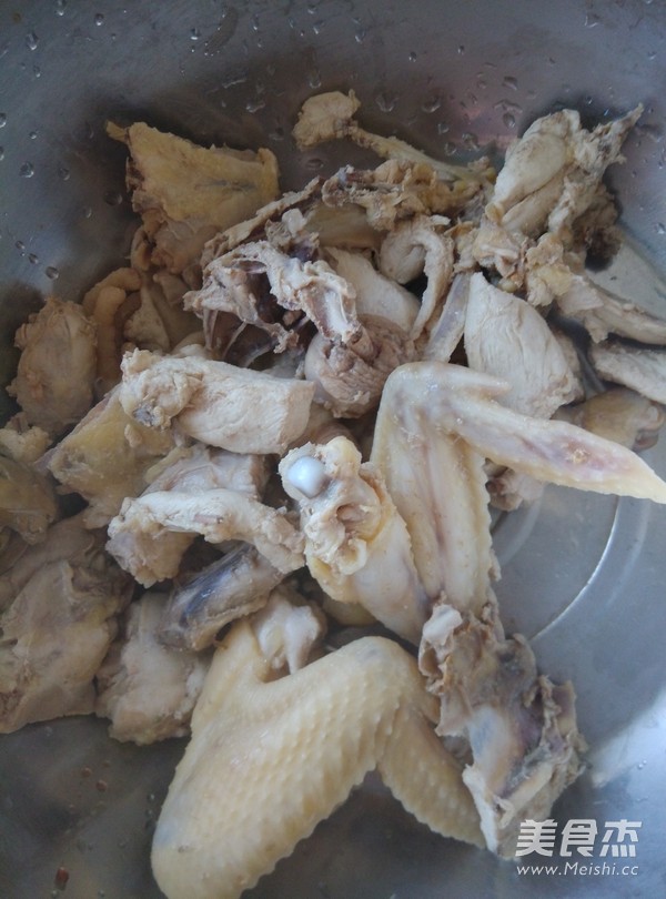 小鸡炖<a href=/shicai/shucai/MoGu/index.html target=_blank><u>蘑菇</u></a>的做法