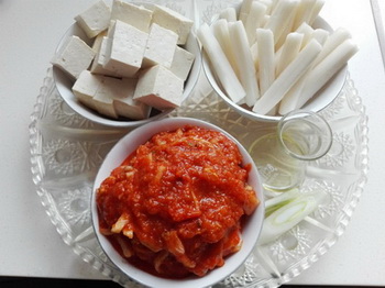 <a href=/shicai/mimian/NianGao/index.html target=_blank><u>年糕</u></a><a href=/shicai/mimian/DouFu/index.html target=_blank><u>豆腐</u></a>泡菜锅步骤1