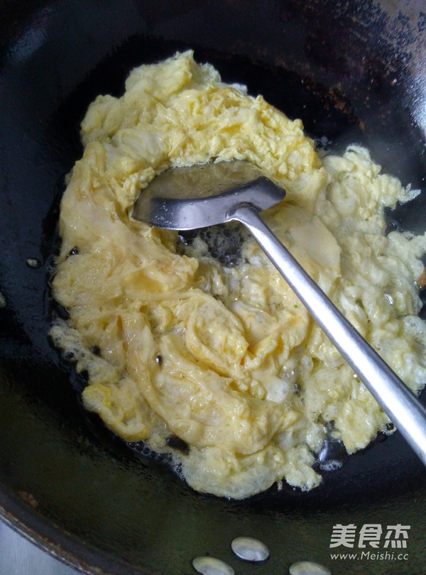 <a href=/shicai/shucai/MoGu/index.html target=_blank><u>蘑菇</u></a>炒蛋的做法