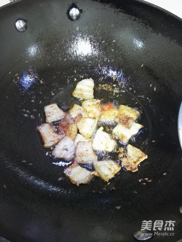香煎<a href=/shicai/rouqin/WuHuaRou/index.html target=_blank><u>五花肉</u></a>的做法