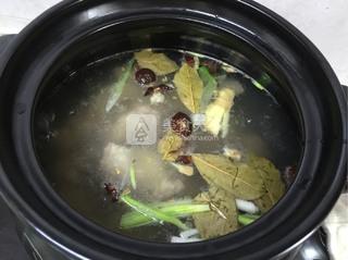 <a href=/shicai/rouqin/NiuPai/index.html target=_blank><u>牛排</u></a>清炖白<a href=/shicai/shucai/LuoBo/index.html target=_blank><u>萝卜</u></a>