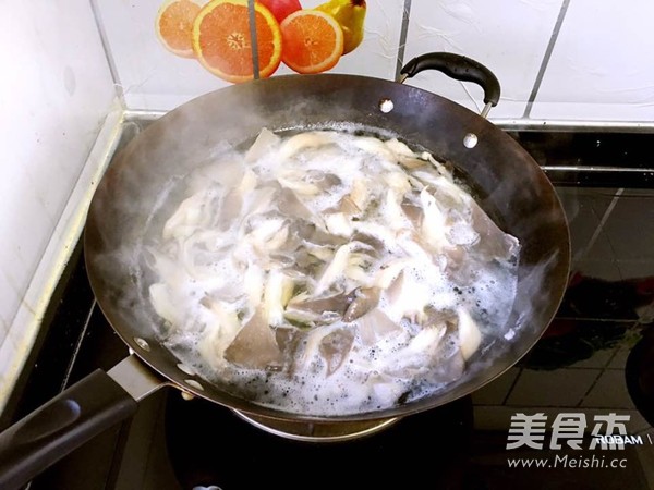 麻辣手撕<a href=/shicai/shucai/PingGu/index.html target=_blank><u>平菇</u></a>的做法