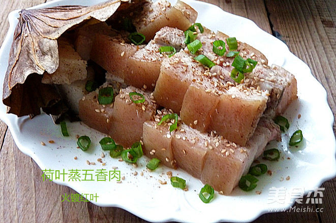 <a href=/shicai/shucai/HeYe/index.html target=_blank><u>荷叶</u></a>蒸五香肉的做法