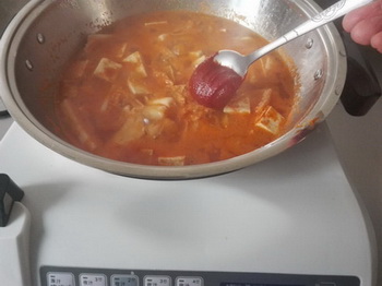 <a href=/shicai/mimian/NianGao/index.html target=_blank><u>年糕</u></a><a href=/shicai/mimian/DouFu/index.html target=_blank><u>豆腐</u></a>泡菜锅步骤5