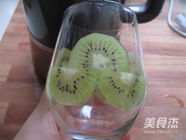 甜橙<a href=/shicai/guopin/BoLuo/index.html target=_blank><u>菠萝</u></a>思慕雪的做法