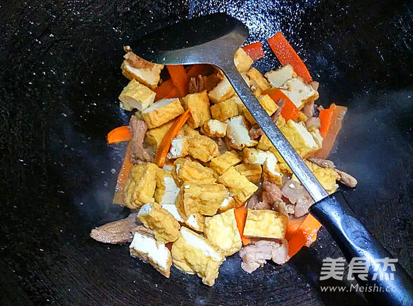 <a href=/shicai/shucai/XiQin/index.html target=_blank><u>西芹</u></a><a href=/shicai/shucai/HuLuoBo/index.html target=_blank><u>胡<a href=/shicai/shucai/LuoBo/index.html target=_blank><u>萝卜</u></a></u></a>焖<a href=/shicai/mimian/DouFu/index.html target=_blank><u>豆腐</u></a>的做法