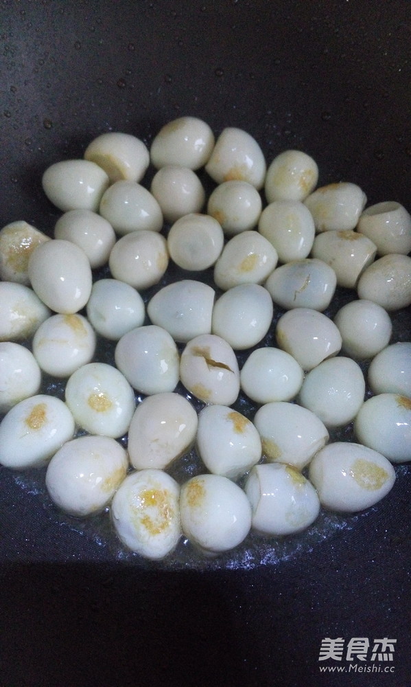 鱼香虎皮<a href=/shicai/rouqin/AnChun/index.html target=_blank><u>鹌鹑</u></a>蛋的做法