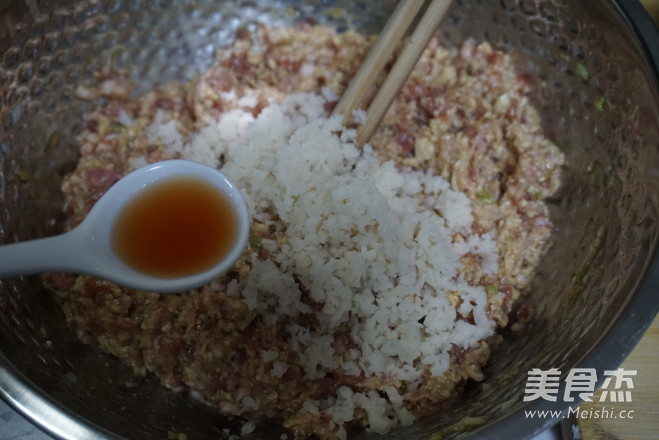 <a href=zt/hsszt target=_blank><u>红烧狮子头</u></a>的做法