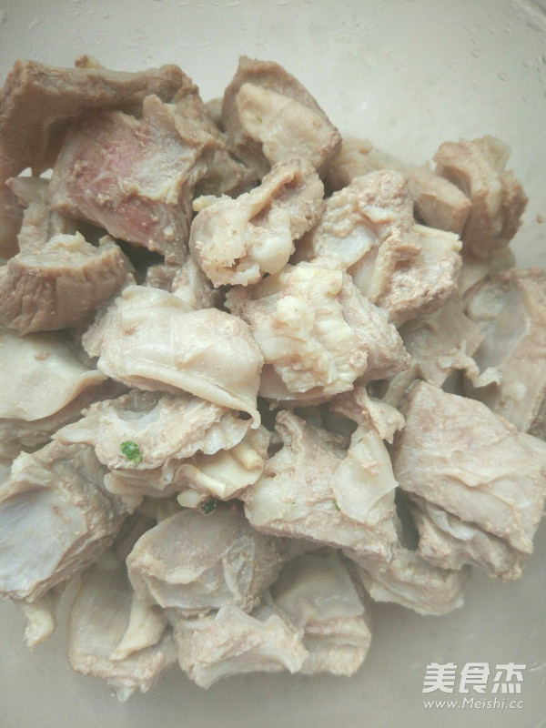 白<a href=/shicai/shucai/LuoBo/index.html target=_blank><u>萝卜</u></a>炖<a href=/shicai/rouqin/YangPai/index.html target=_blank><u>羊排</u></a>的做法