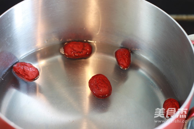 <a href=/shicai/shucai/ShanYao/index.html target=_blank><u>山药</u></a>核<a href=/shicai/guopin/Tao/index.html target=_blank><u>桃</u></a>红<a href=/shicai/guopin/Zao/index.html target=_blank><u>枣</u></a>炖蛋的做法