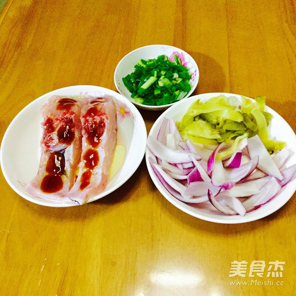 <a href=/shicai/shucai/ZhaCai/index.html target=_blank><u>榨菜</u></a>蒸鱼的做法