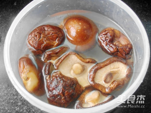 <a href=/shicai/shucai/XiangGu/index.html target=_blank><u>香菇</u></a>焖鸭的做法