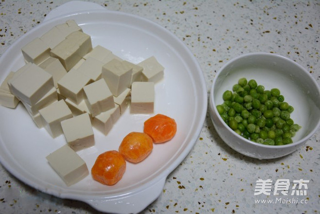 <a href=/shicai/shuichanpin/15533.html target=_blank><u>蟹黄</u></a><a href=/shicai/mimian/DouFu/index.html target=_blank><u>豆腐</u></a>家常做法的做法