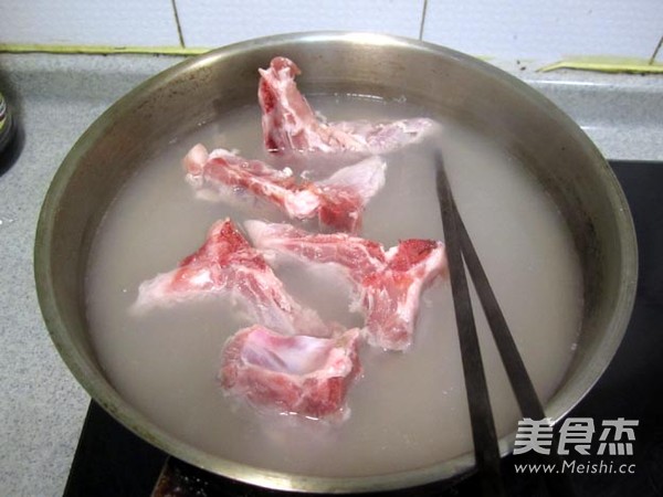 <a href=/shicai/shucai/XiHongShi/index.html target=_blank><u>西红柿</u></a><a href=/shicai/rouqin/JiGu/index.html target=_blank><u>脊骨</u></a>炖连<a href=/shicai/shucai/Ou/index.html target=_blank><u>藕</u></a>的做法