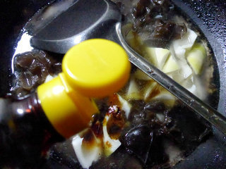 黑<a href=/shicai/shucai/MuEr/index.html target=_blank><u>木耳</u></a>烧雷笋