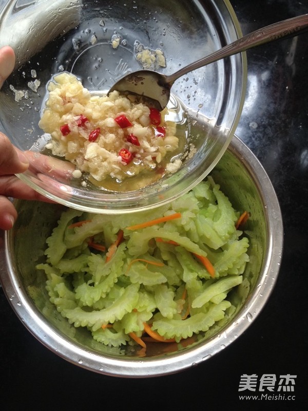 蒜蓉<a href=/shicai/shucai/KuGua/index.html target=_blank><u>苦瓜</u></a>的做法