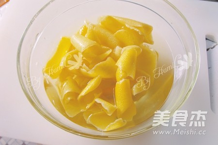 <a href=/shicai/guopin/YouZi/index.html target=_blank><u>柚子</u></a>皮糖的做法