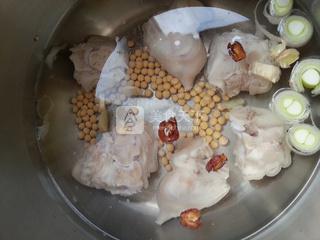 <a href=/shicai/shucai/LianOu/index.html target=_blank><u>莲<a href=/shicai/shucai/Ou/index.html target=_blank><u>藕</u></a></u></a>炖猪手