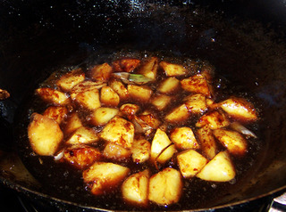 素菜荤吃的红烧<a href=/shicai/shucai/TuDou/index.html target=_blank><u>土豆</u></a>的做法步骤:7