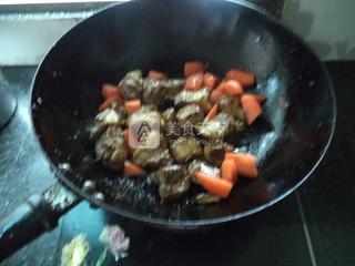 红<a href=/shicai/shucai/LuoBo/index.html target=_blank><u>萝卜</u></a>烧<a href=/shicai/rouqin/PaiGu/index.html target=_blank><u>排骨</u></a>