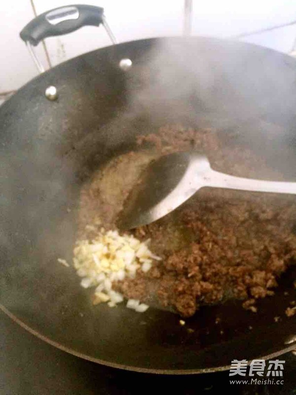 东北咸<a href=/shicai/shucai/HuangGua/index.html target=_blank><u>黄瓜</u></a>炒<a href=/shicai/rouqin/AnChun/index.html target=_blank><u>鹌鹑</u></a>的做法