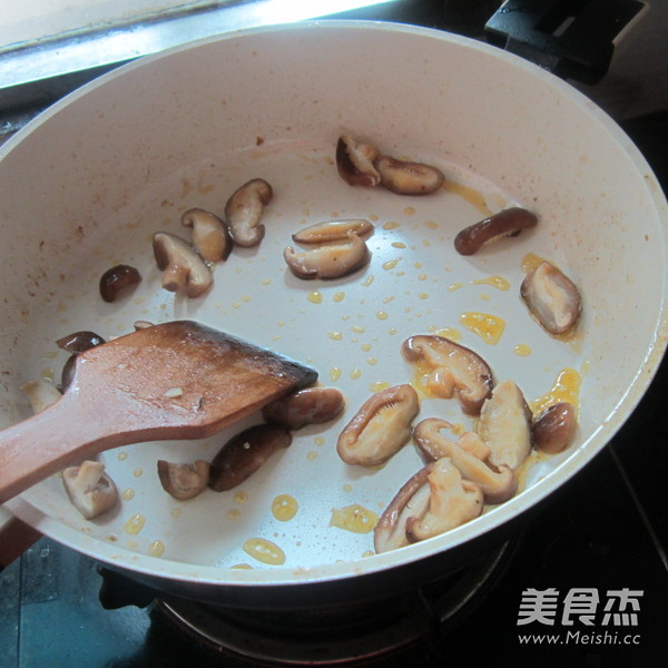 <a href=/shicai/shucai/QingJiao/index.html target=_blank><u>青椒</u></a><a href=/shicai/rouqin/XiangChang/index.html target=_blank><u>香肠</u></a>油<a href=/shicai/mimian/DouFu/index.html target=_blank><u>豆腐</u></a>丝的做法