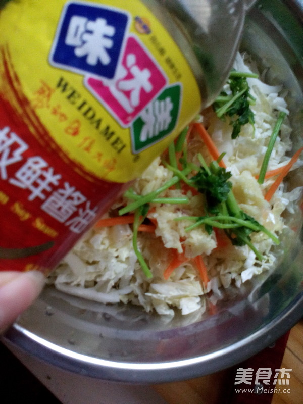 <a href=/shicai/shuichanpin/HaiZheTou/index.html target=_blank><u><a href=/shicai/shuichanpin/HaiZhe/index.html target=_blank><u>海蜇</u></a>头</u></a>拌白<a href=/shicai/shucai/CaiXin/index.html target=_blank><u>菜心</u></a>的做法