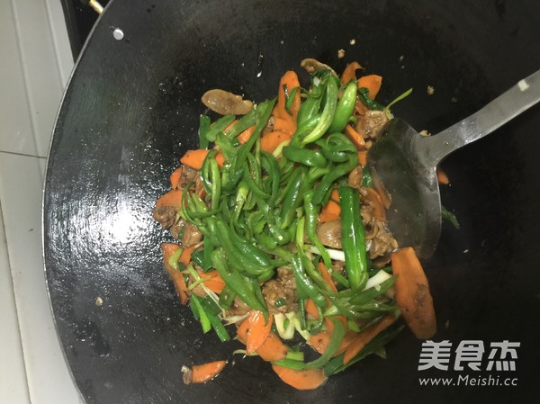 <a href=/shicai/shucai/LaJiao/index.html target=_blank><u>辣椒</u></a>红<a href=/shicai/shucai/LuoBo/index.html target=_blank><u>萝卜</u></a><a href=/shicai/rouqin/PaiGu/index.html target=_blank><u>排骨</u></a>的做法