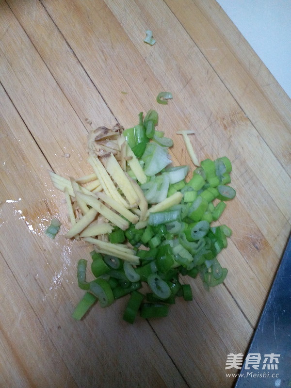 煎<a href=/shicai/shuichanpin/HuangHuaYu/index.html target=_blank><u>黄花鱼</u></a>的做法