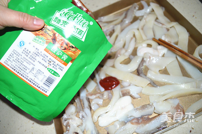 披萨酱烤<a href=/shicai/shuichanpin/YouYu/index.html target=_blank><u>鱿鱼</u></a>的做法