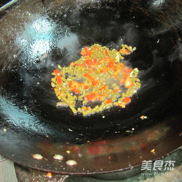 酸<a href=/shicai/shucai/JiangDou/index.html target=_blank><u>豇豆</u></a>炒<a href=/shicai/mimian/FenPi/index.html target=_blank><u>粉皮</u></a>的做法