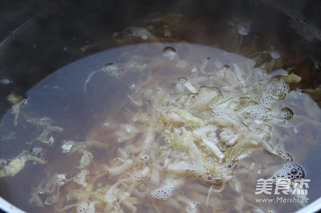 酸菜<a href=/shicai/rouqin/PaiGu/index.html target=_blank><u>排骨</u></a>的做法