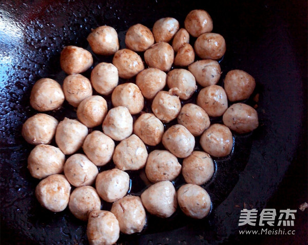 油焖<a href=/shicai/shuichanpin/YuWan/index.html target=_blank><u>鱼丸</u></a>的做法