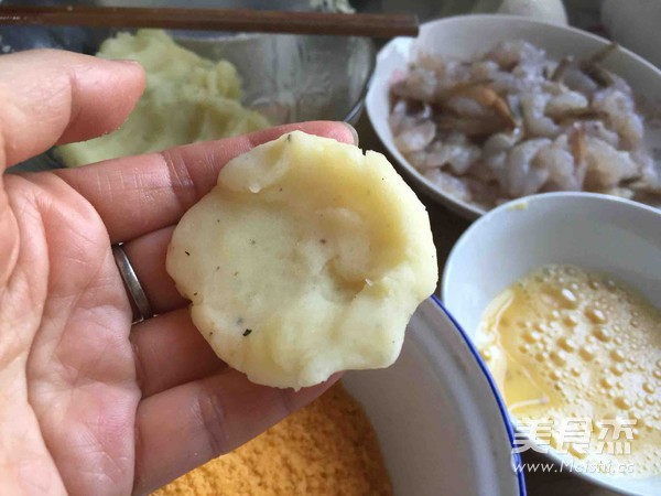 <a href=/shicai/shucai/TuDou/index.html target=_blank><u>土豆</u></a>泥<a href=/shicai/mimian/ZhiShi/index.html target=_blank><u>芝士</u></a>虾球的做法