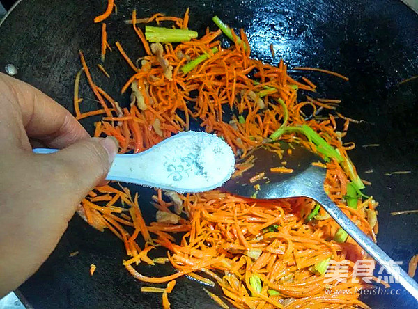 香芹<a href=/shicai/shucai/HuLuoBo/index.html target=_blank><u>胡<a href=/shicai/shucai/LuoBo/index.html target=_blank><u>萝卜</u></a></u></a>丝的做法