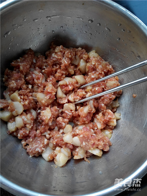 <a href=/shicai/shuichanpin/ShanBei/index.html target=_blank><u>扇贝</u></a>丁<a href=/shicai/rouqin/ZhuRou/index.html target=_blank><u>猪肉</u></a><a href=/shicai/shucai/JiuCai/index.html target=_blank><u>韭菜</u></a>饺子馅的做法