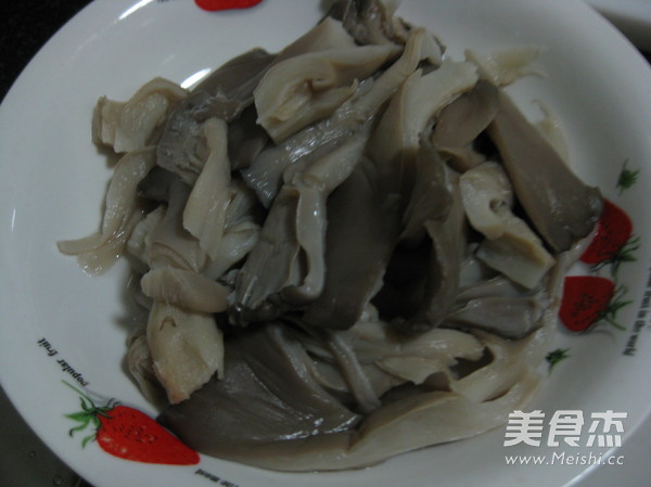 <a href=/shicai/shucai/PingGu/index.html target=_blank><u>平菇</u></a>炖<a href=/shicai/mimian/FenTiao/index.html target=_blank><u>粉条</u></a>的做法