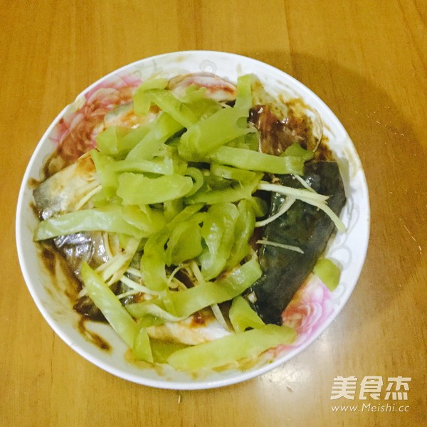 <a href=/shicai/shucai/ZhaCai/index.html target=_blank><u>榨菜</u></a>蒸<a href=/shicai/shuichanpin/YuYuTou/index.html target=_blank><u>鱼头</u></a>的做法